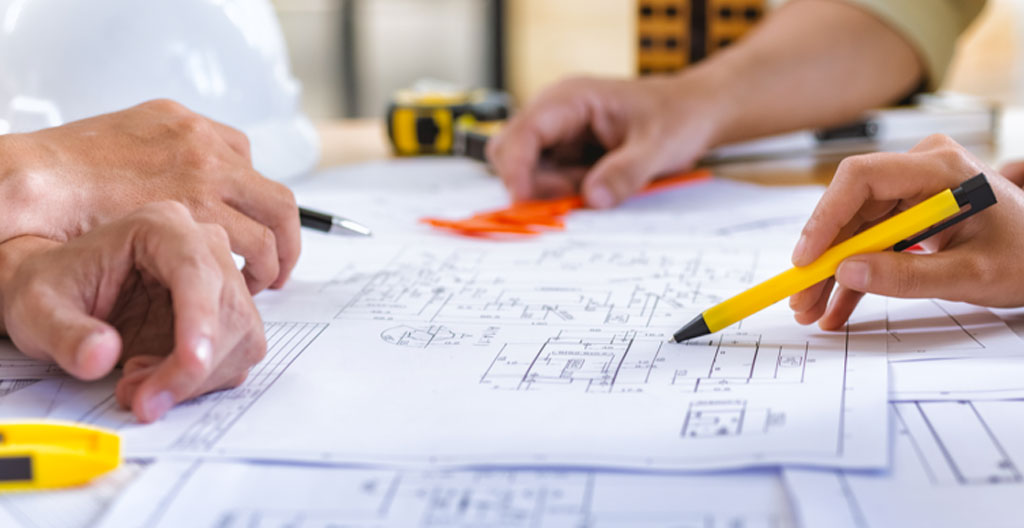 Document de Plan Local d'Urbanisme ouvert sur une table, avec des notes manuscrites sur les règles de hauteur des clôtures